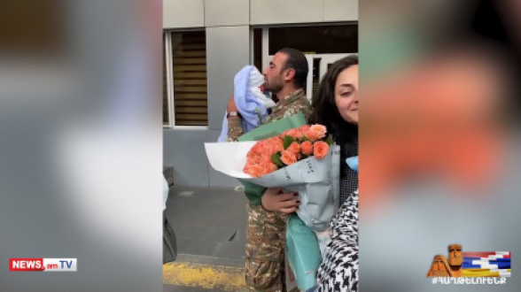 Военнослужащий сделал сюрприз супруге и новорожденному сыну